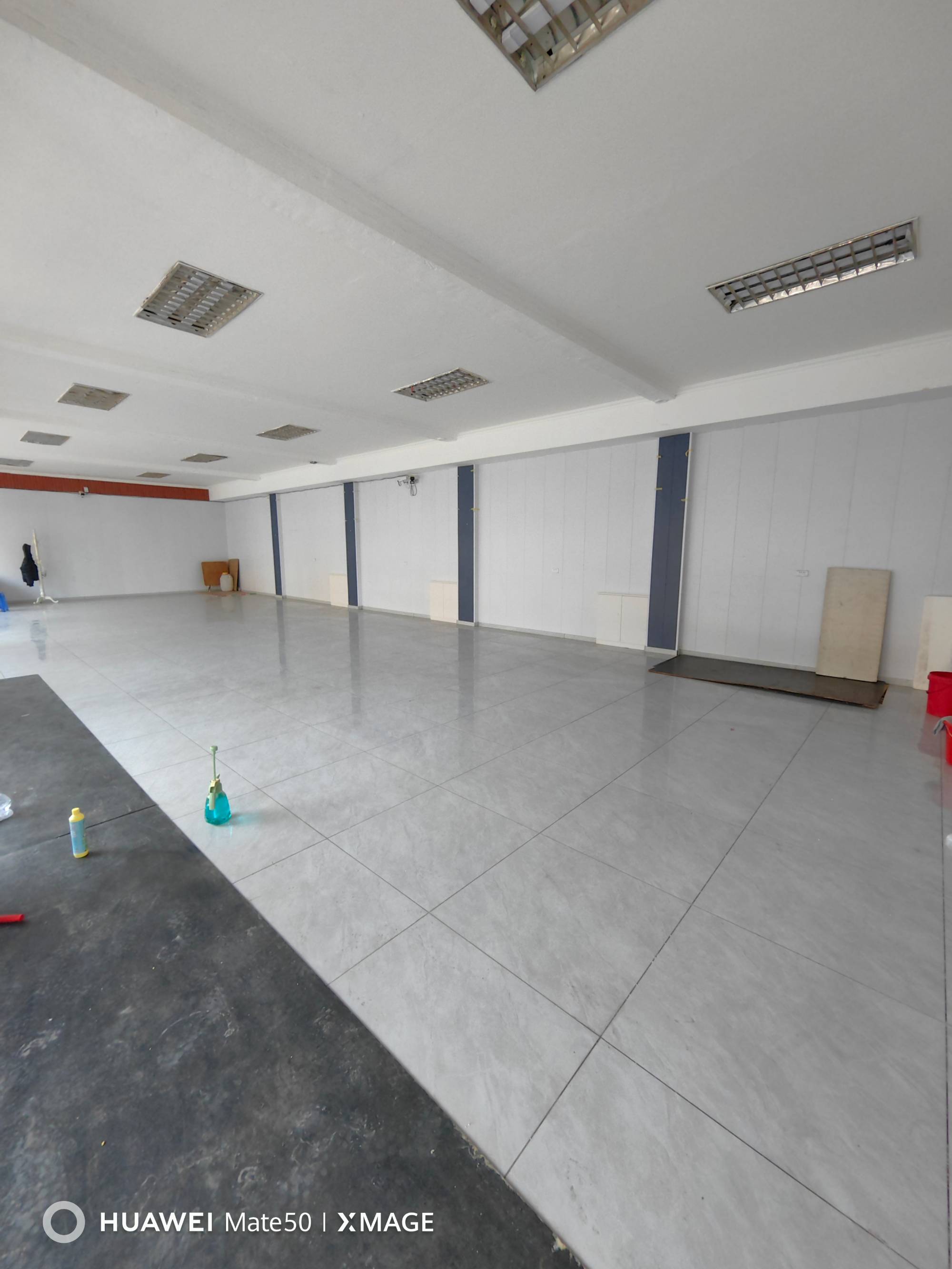臨街旺鋪?zhàn)馐? border="0" /></a>
			</div>
			<div   id="og48f9h"   class="pagination"></div>
        </div>
        <div   id="udyqavh"   class="clear"></div>
        <div   id="pqeq4fn"   class="pswp" tabindex="-1" role="dialog" aria-hidden="true">
			<div   id="qifkkym"   class="pswp__bg"></div>
			<div   id="jtptokp"   class="pswp__scroll-wrap">
				<div   id="s9exj99"   class="pswp__container">
					<div   id="pgu9xfb"   class="pswp__item"></div>
					<div   id="9ften4l"   class="pswp__item"></div>
					<div   id="isgs4yx"   class="pswp__item"></div>
				</div>
				<div   id="q4fyr49"   class="pswp__ui pswp__ui--hidden">
					<div   id="44ykz9s"   class="pswp__top-bar">
						<div   id="l3wy4db"   class="pswp__counter"></div>
						<button class="pswp__button pswp__button--close" title="Close (Esc)"></button>
						<button class="pswp__button pswp__button--fs" title="Toggle fullscreen"></button>
						<button class="pswp__button pswp__button--zoom" title="Zoom in/out"></button>
						<div   id="k84eu3f"   class="pswp__preloader">
							<div   id="kkijogd"   class="pswp__preloader__icn">
							<div   id="ulircu4"   class="pswp__preloader__cut">
								<div   id="8pd4km4"   class="pswp__preloader__donut"></div>
							</div>
							</div>
						</div>
					</div>
					<div   id="9jo0fmt"   class="pswp__share-modal pswp__share-modal--hidden pswp__single-tap">
						<div   id="kbxqig4"   class="pswp__share-tooltip"></div> 
					</div>
					<button class="pswp__button pswp__button--arrow--left" title="Previous (arrow left)">
					</button>
					<button class="pswp__button pswp__button--arrow--right" title="Next (arrow right)">
					</button>
					<div   id="b4qs4w9"   class="pswp__caption">
						<div   id="kk9aj0a"   class="pswp__caption__center"></div>
					</div>
				</div>
				</div>
		</div>
	
	
	<div   id="4vauqv9"   class="xx_con1">
		
	
        	<h2>臨街旺鋪?zhàn)馐?/h2>
            <div   id="crzvema"   class="lable"><span id="x4wnim4"    class="lab_l">信息編號(hào)：1067567</span><span  class="lab_r"><i class="kicon sjj"></i>2025/6/19 18:47:26</span>
            <div   id="9lirv5b"   class="clear"></div>
            </div>
            <div   id="9tijsr0"   class="con1_text">
            	臨街旺鋪出租出售，臨街面寬22米，深9米，高4.5米。面積200平一樓門(mén)市。房證159平。緊鄰伊美區(qū)批發(fā)市場(chǎng)。適合餐飲，商超，辦公，汽車服務(wù)等各行各業(yè)的生意。門(mén)前有多輛停車位，租金每年8萬(wàn)5千元。售價(jià)190萬(wàn)地址伊春市第三人才公寓樓下一樓原鴻運(yùn)大廈一樓。
            </div>
			
        </div>
        <div   id="uljj4dp"   class="xx_con2">
        	<h3><i class="kicon lx"></i>聯(lián)系方式</h3>
            <ul>
            	<li><i class="kicon dz"></i>區(qū)域：伊美</li>
            	<li><i class="kicon lxr"></i>稱呼：張先生</li>
                <li><i class="kicon dht"></i>電話：<b>13804851043</b></li>
                
                <li><i class="kicon wx"></i>微信：微信同步</li>
                
            </ul>
            <div   id="fpc4am9"   class="ctext">[聯(lián)系我們，請(qǐng)說(shuō)是在“<b>伊春信息網(wǎng)</b>”上看到的，謝謝！]</div>
        </div>
 	
<div style="clear:both;"></div>
<div   id="wxur9iw"   class="show_interest" style="padding-bottom:5px;">
      <h1>我們猜測(cè)您對(duì)以下信息或許感興趣</h1>
<ul>
			
<li id="q4iccr9"    class="nlist show_interest_li"><a href="/m/house/1065615.html" class="gayf8" target="_blank"><i class="show_interest_lino">1</i>河西秀水出租出售</a></li>
	
<li id="ykyq94u"    class="nlist show_interest_li"><a href="/m/house/1067577.html" class="gayf8" target="_blank"><i class="show_interest_lino">2</i>出租</a></li>
	
<li id="yz4ru4i"    class="nlist show_interest_li"><a href="/m/house/1067576.html" class="gayf8" target="_blank"><i class="show_interest_lino">3</i>吉房出售</a></li>
	
<li id="sw4ll4k"    class="nlist show_interest_li"><a href="/m/house/1067575.html" class="gayf8" target="_blank"><i class="show_interest_lino">4</i>出租出售</a></li>
	
<li id="lxuvydr"    class="nlist show_interest_li"><a href="/m/house/1067572.html" class="gayf8" target="_blank"><i class="show_interest_lino">5</i>出售，溪語(yǔ)墅車庫(kù)出售</a></li>
	
<li id="sthk9jq"    class="nlist show_interest_li"><a href="/m/house/1067571.html" class="gayf8" target="_blank"><i class="show_interest_lino">6</i>傲城一樓78平帶小院</a></li>
	
<li id="3pv4cpv"    class="nlist show_interest_li"><a href="/m/house/1067570.html" class="gayf8" target="_blank"><i class="show_interest_lino">7</i>出售，鳳凰水岸旁</a></li>
	
<li id="45zc4dz"    class="nlist show_interest_li"><a href="/m/house/1067568.html" class="gayf8" target="_blank"><i class="show_interest_lino">8</i>吉房出售</a></li>
	
<li id="cuzmuzz"    class="nlist show_interest_li"><a href="/m/house/1067567.html" class="gayf8" target="_blank"><i class="show_interest_lino">9</i>臨街旺鋪?zhàn)馐?/a></li>
	
<li id="urffjew"    class="nlist show_interest_li"><a href="/m/house/1067566.html" class="gayf8" target="_blank"><i class="show_interest_lino">10</i>傲城一樓78平帶小院</a></li>
						
         </ul>
  </div>
<div style="clear:both;"></div>
	<div   id="gwkwnd4"   class="infoquote" >
<p><span id="4rnehtl"    class="t">使用信息須知（必讀）</span></p>
<p>①請(qǐng)認(rèn)真閱讀服務(wù)協(xié)議（fzkjyq.com.cn），使用信息視為已知曉并同意該協(xié)議</p>
<p>②該信息（含圖片）由用戶自行發(fā)布，其真實(shí)性、準(zhǔn)確性和合法性由信息發(fā)布者負(fù)責(zé)</p>
<p>③伊春信息網(wǎng)僅提供信息交流平臺(tái)，不介入任何交易過(guò)程，不承擔(dān)安全風(fēng)險(xiǎn)和法律責(zé)任</p>
<p><font color="#0000FF">④強(qiáng)烈建議：拒絕預(yù)付費(fèi)用、選擇見(jiàn)面交易、核驗(yàn)證照資質(zhì)、簽訂交易合同</font></p>
<p><font color="#0000FF">⑤特別提示：提高警惕，謹(jǐn)防詐騙</font></p></div>
<div style="clear:both;"></div>
</div>
<div   id="44qjdb4"   class="foot">
	<ul>
		<li><a href="/m/aboutus.html">關(guān)于我們</a></li>
		<li><a href="/m/help.html">本站說(shuō)明</a></li>
		<li><a href="/m/contact.html">聯(lián)系方式</a></li>
	</ul>
	<div   id="ehwxzf4"   class="clear"></div>
</div>
<div   id="frog9jy"   class="xxdh" id="dh">
	<ul>
		<li id="cg94ayf"    class="dh1" onClick="location.href=